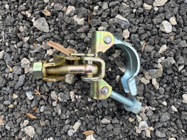 Drop forged prop to tube double coupler fully closed and tightened