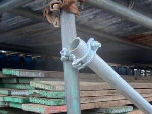 Scaffolding swivel clamp