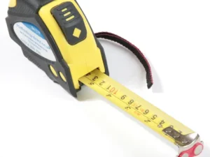 8m (26ft) heavy duty magnetic tape measure with dual-magnet hook and rubberised case – close-up view