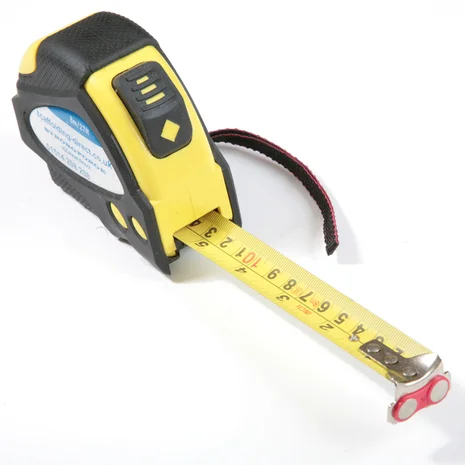 8m (26ft) heavy duty magnetic tape measure with dual-magnet hook and rubberised case – close-up view
